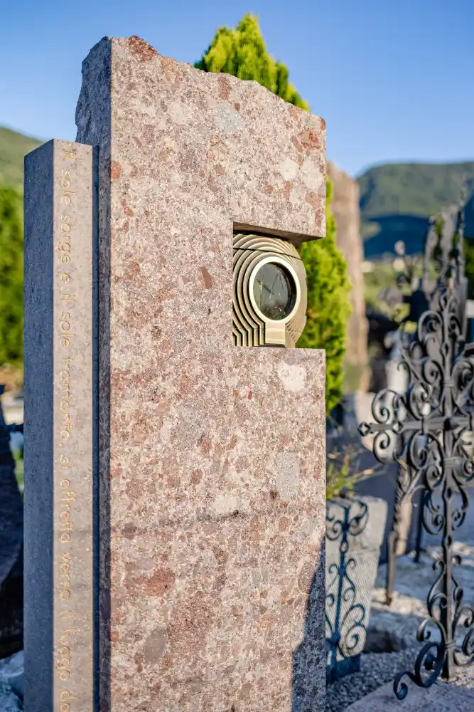 Sole - Moderner Grabstein aus Südtiroler Porphyr