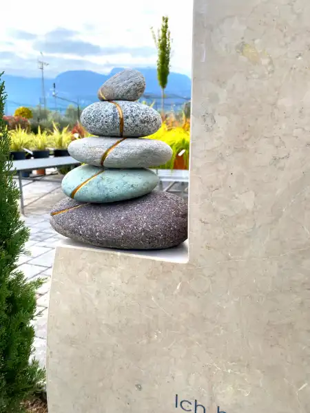 kunstvoll gearbeitetes Steinmännchen, das von einer feinen, mit Gold veredelten Linie durchzogen ist