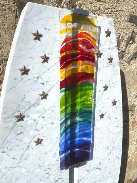 kleine Sterne und eine Glasskulptur machen deses Grab zu etwas besonderen