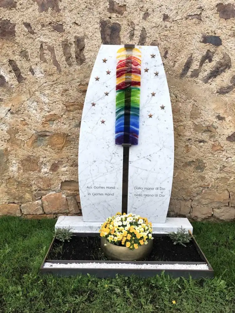 Sternengrab aus weißem Marmor mit Glasskulptur
