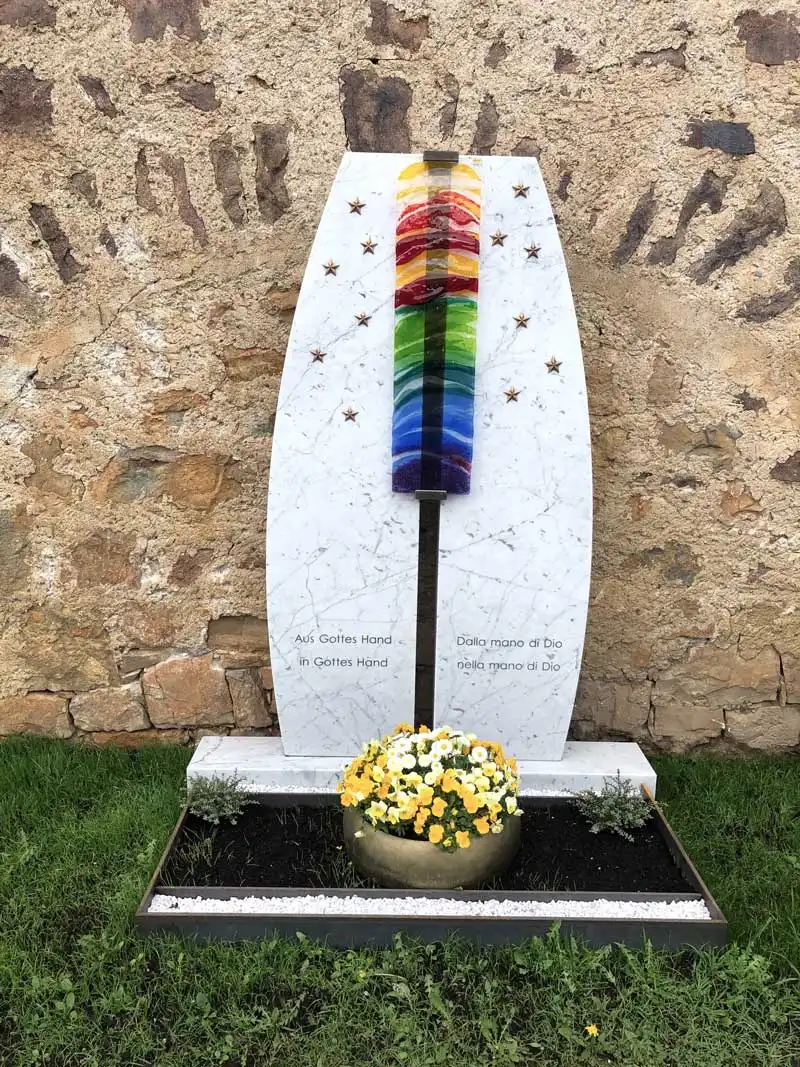 Sternengrab aus weißem Marmor mit Glasskulptur