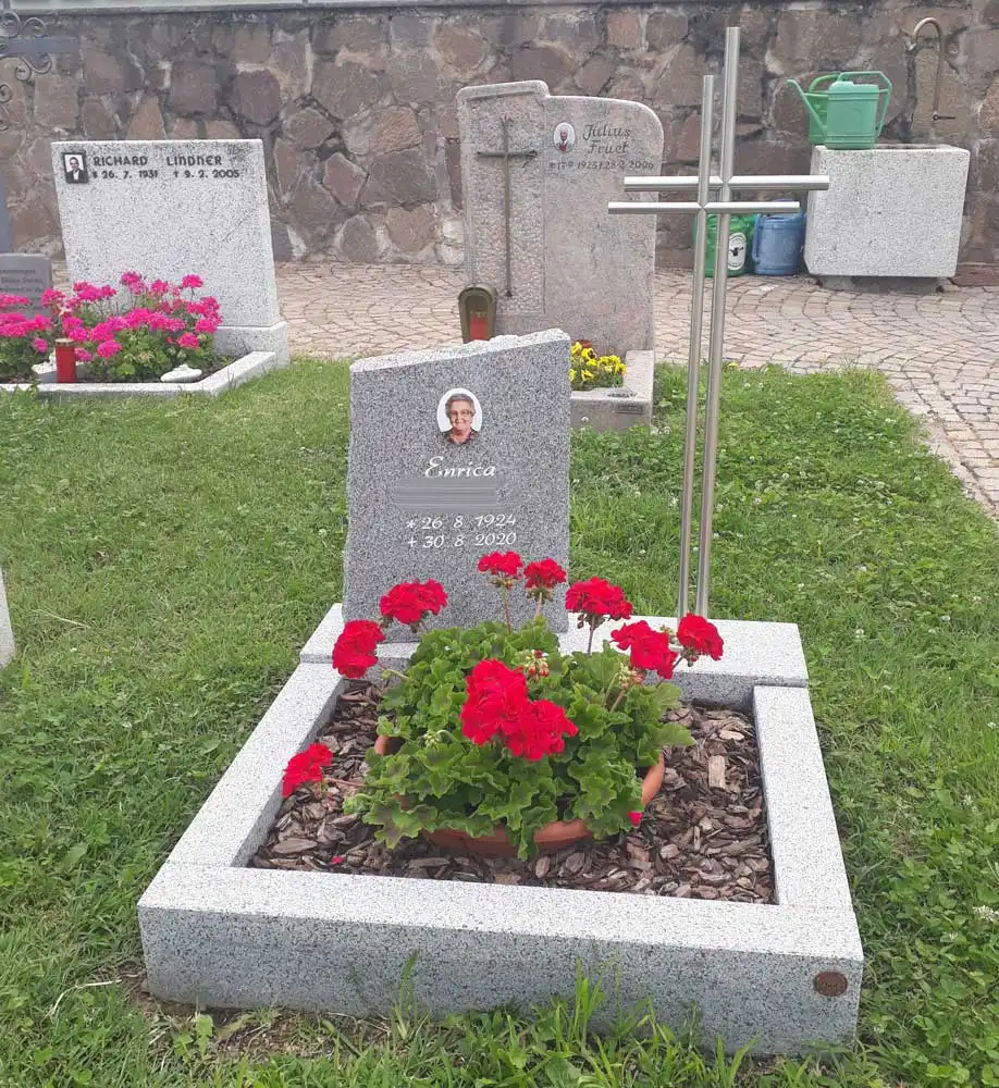 Kleines Urnengrab mit Edelstahlkreuz