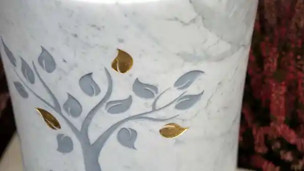 eingraviertes Symbol mit Blattgold veredelt