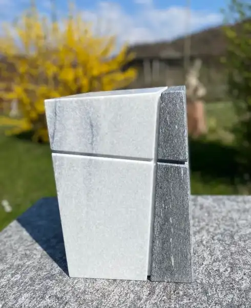 Modere Urne aus zwei verschiedenen Materialien
