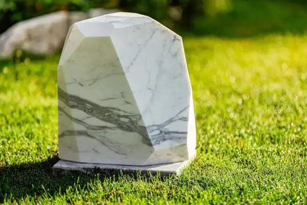 Steinurne aus weißem Carrara Marmor