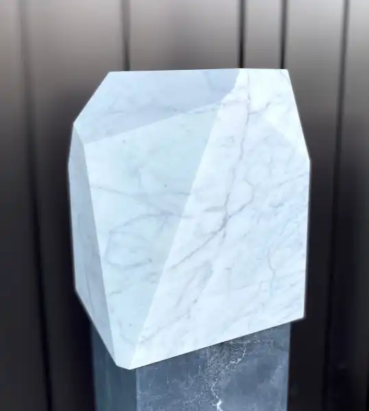 Die Form erinnert an die Struktur eines Kristalls oder Minerals 