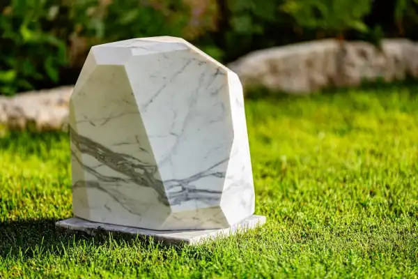Die Form erinnert an die Struktur eines Kristalls oder Minerals 