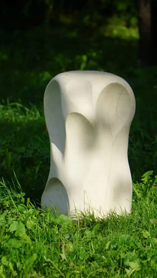 Libera - Moderne Skulptur als Sichturne aus Naturstein