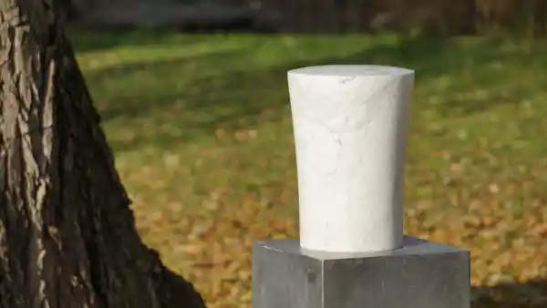 Die schlanke Form der Urne wirkt edel und elegant