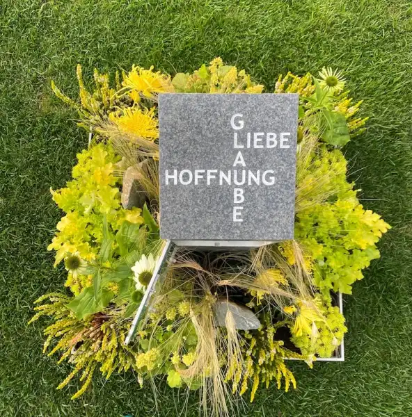 Der Grabdeckel ist mit einer sorgfältig ausgeführten Gravur versehen