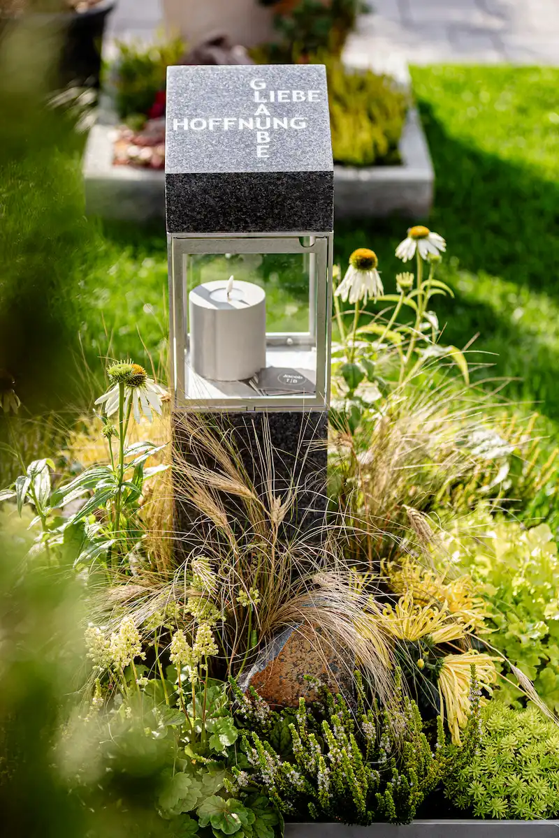 Kleines Urnengrab mit zentraler Laterne