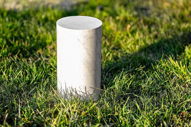 Moderne Urne aus weißem Marmor von Carrara