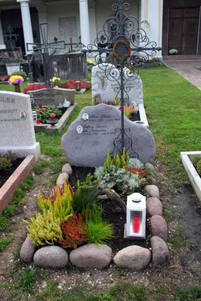 Grabstein mit Schmiedeeisenkreuz