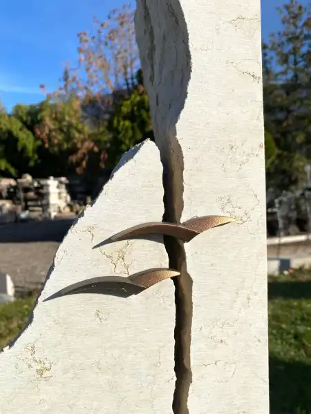 una frattura naturale unita da due gabbiani in bronzo