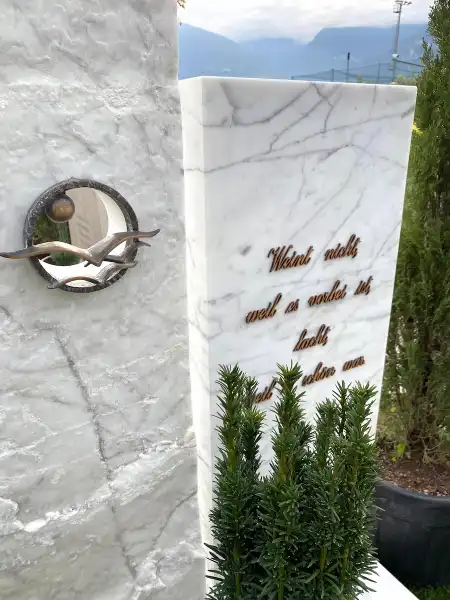 integriertes moderenes Bronzesymbol mit passender Schrift