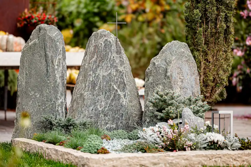 tomba di famiglia composta da tre Cime in serpentino