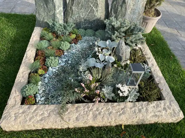 La cornice è costituita da un bordo lavorato grossolanamente in calcare chiaro