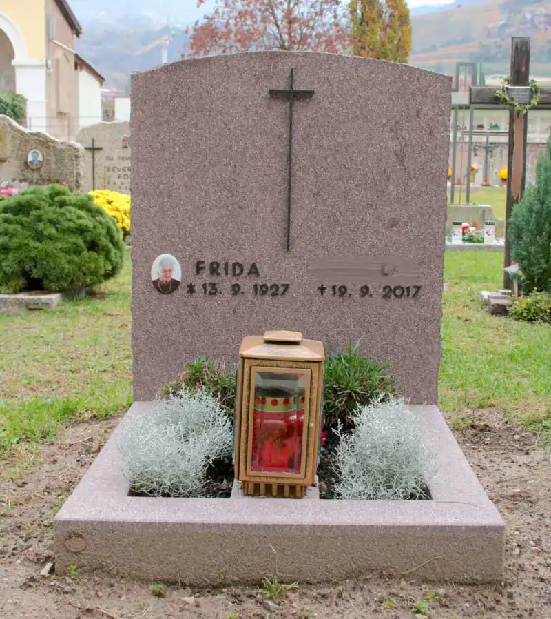 Einzelgrabstein aus Grödner Porphyr, fein gestockt