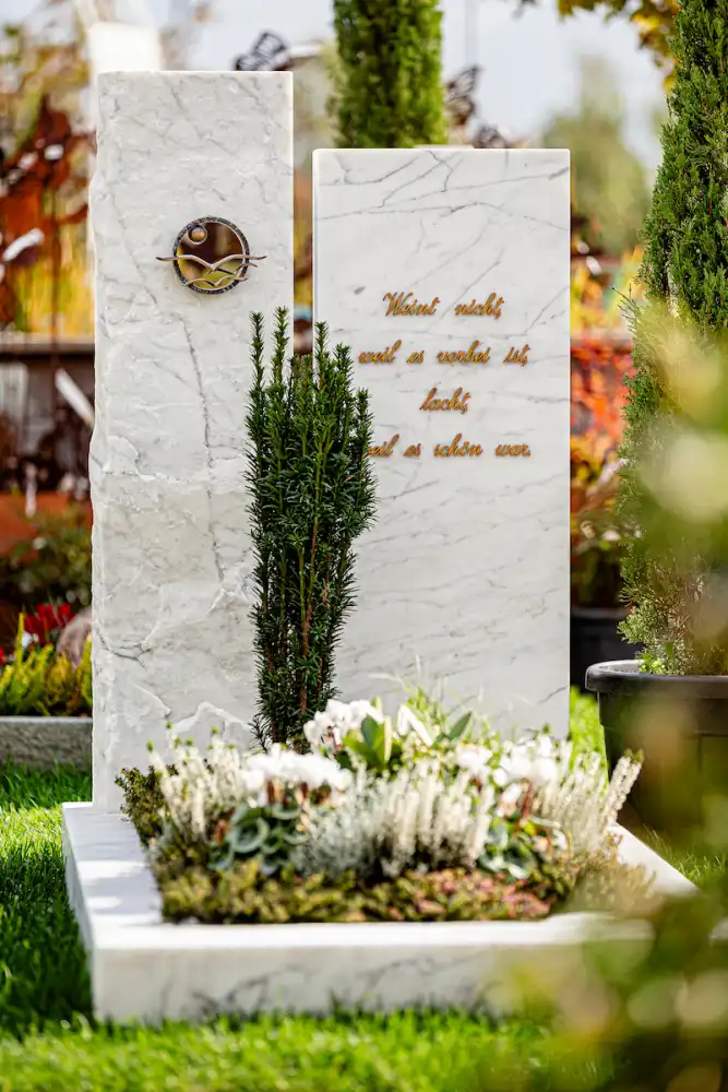 Rückkehr - Einzelgrabstein aus Carrara Marmor mit Bronzesymbol