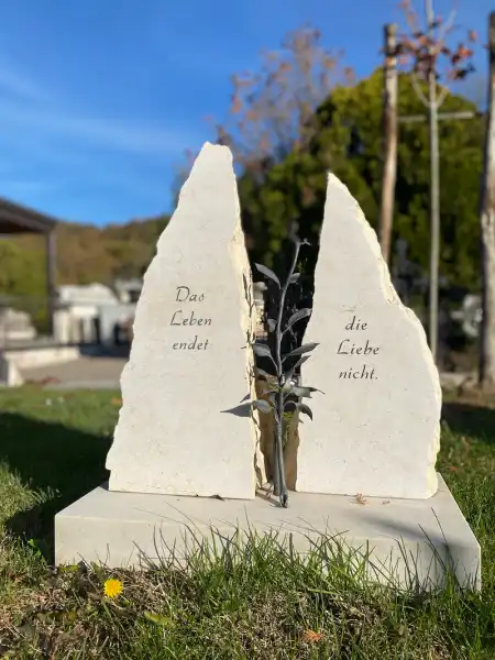 piccola lapide composta da due blocchi di calcare naturale