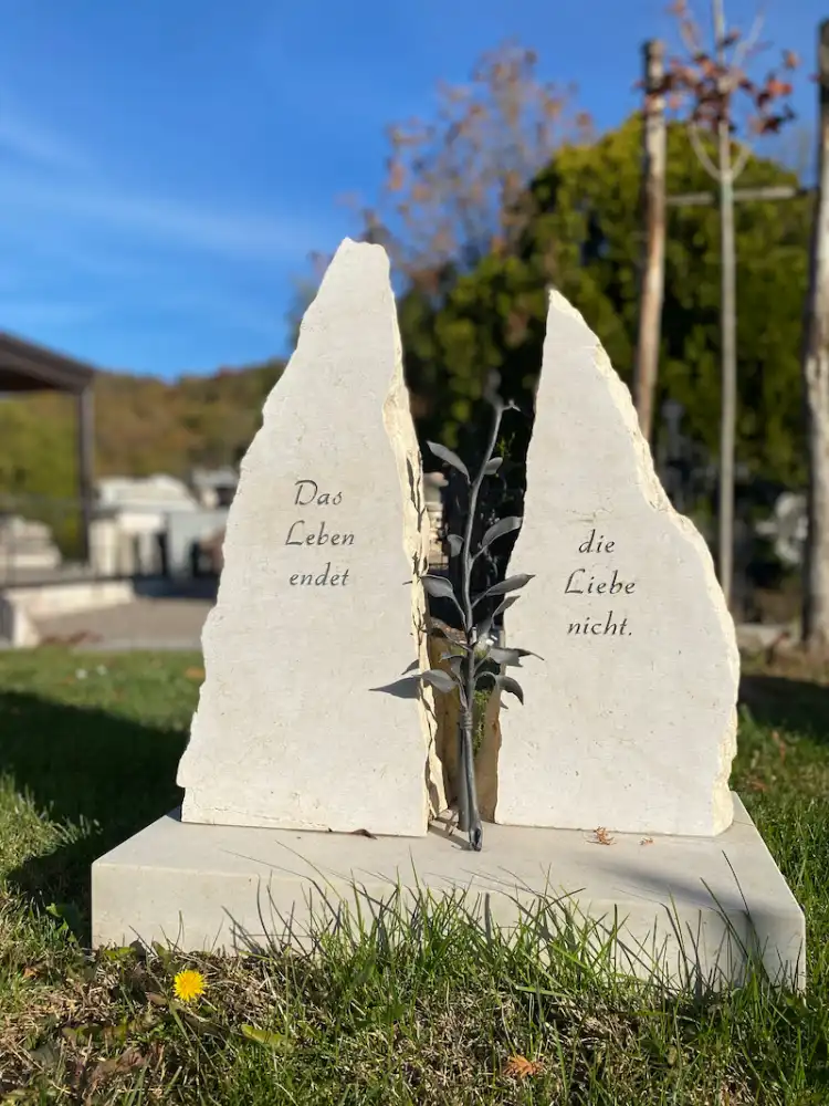 Piccola lapide in due pietre naturali con ramo decorativo