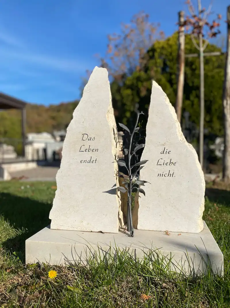 Piccola lapide in due pietre naturali con ramo decorativo