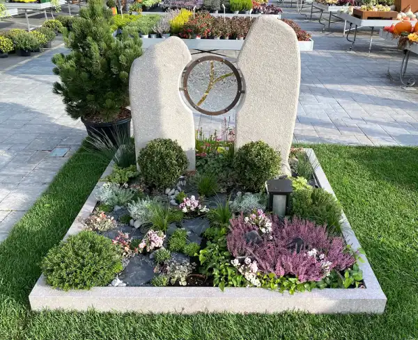 zwei Porphyr Stelen die zusammen ein Paar ergeben.