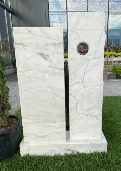 Zwei aufrecht stehende Elemente symbolisieren Verbundenheit und Beständigkeit