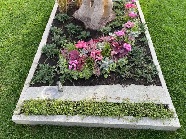 Una lastra di pietra al naturale è incisa con lettere in bronzo 