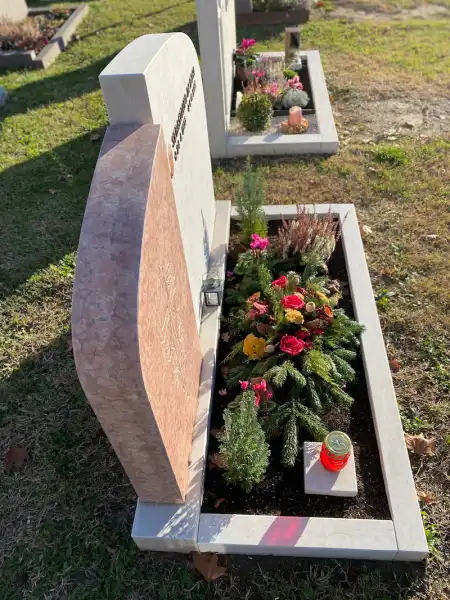 lapide composta da due lastre di colore diverso