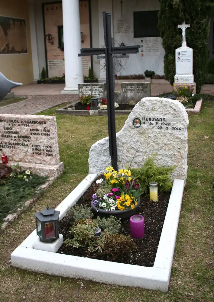 Grabstein mit Naturoberfläche aus hellem Kalkstein