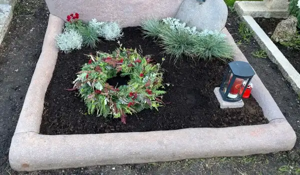 Grabeinfassung aus Porphyr 