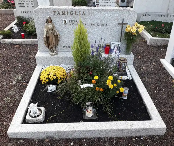 Familiengrab aus Granit mit Bronzestatue