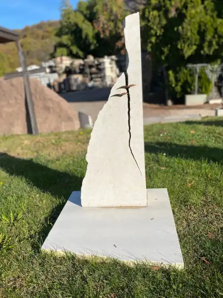 Piccola lapide in calcare spaccato naturalmente, unita da due gabbiani in bronzo. La superficie frontale liscia offre spazio per un’iscrizione personale e una foto commemorativa.