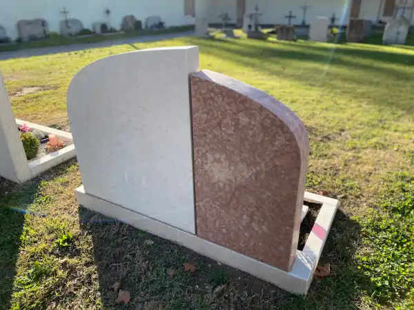 lapide semplice composta da due colori di marmo