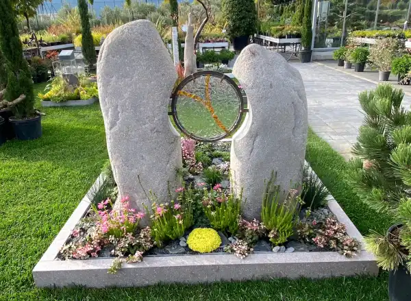 Verbunden werden diese beiden Steinelemente mit einem Kupferring und Glasskulptur 