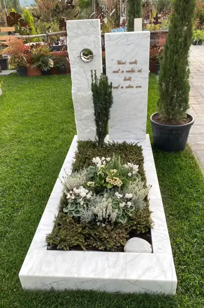 Grabstein aus Carrara Marmor mit Bronzezubehör