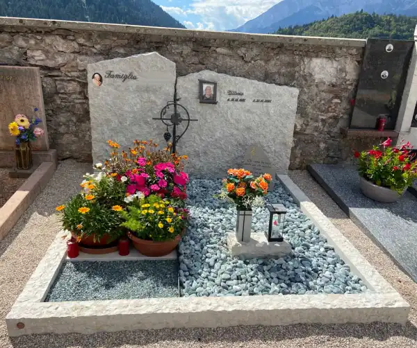 Grabstein mit Naturfläche und kleinem Kreuz