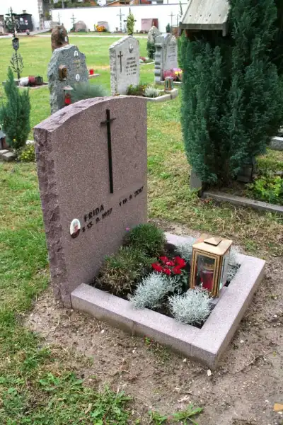 kleiner Grabstein aus Grödner Porphyr mit Bronzezubehör