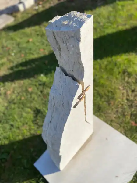 piccola lapide con frattura naturale