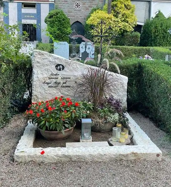 Großer Grabstein aus Travertin 