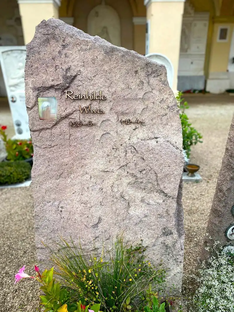 Einzelgrab aus Porphyr