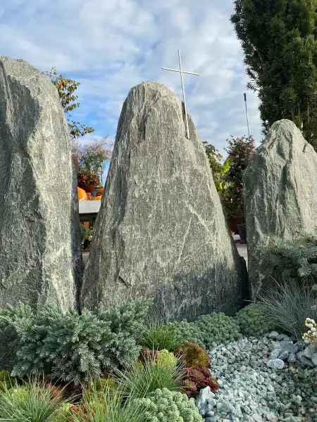 Sul pietra centrale è applicata una croce in acciaio inox – simbolo di una croce di vetta.