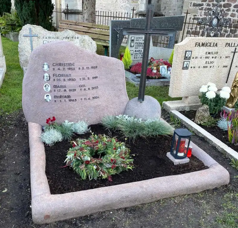 Familiengrab aus einem Porphyrfindling mit Kupferkreuz
