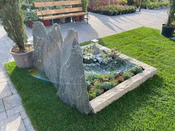 Questa tomba di famiglia è composta da tre steli in serpentino naturale