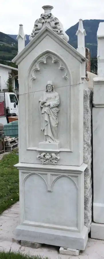 Gotischer Grabstein mit Christus Skulptur