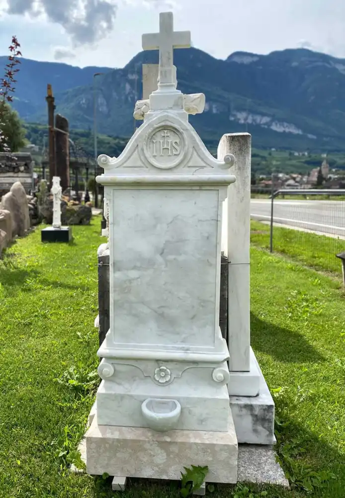 Lapide storica in marmo di Carrara con croce
