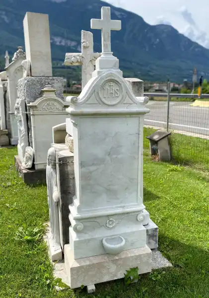 lapide storica in marmo bianco