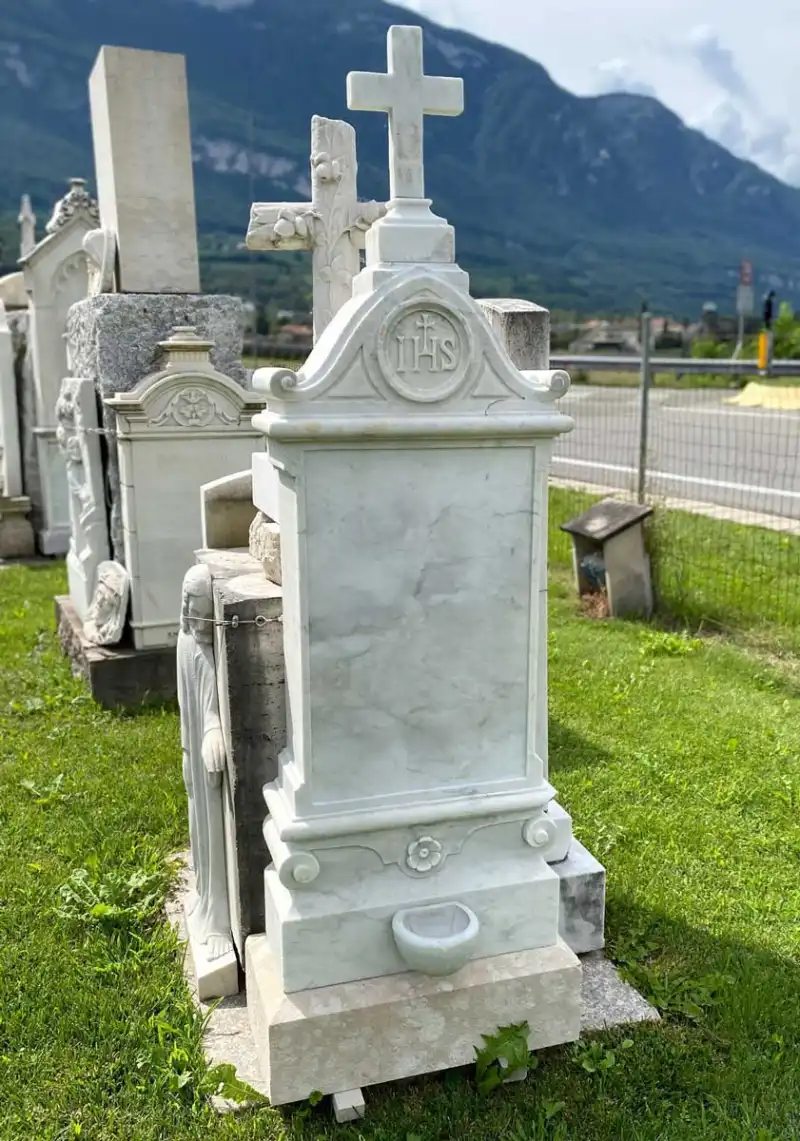 Historischer Grabstein aus weißem Carrara-Marmor mit Kreuz