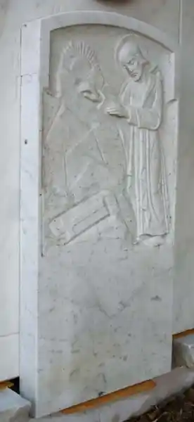 Handgemeißeltes Relief aus weißen Carrara-Marmor